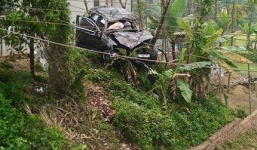 Hình ảnh: Xe sang BMW bẹp rúm, méo mó trực lao xuống kênh